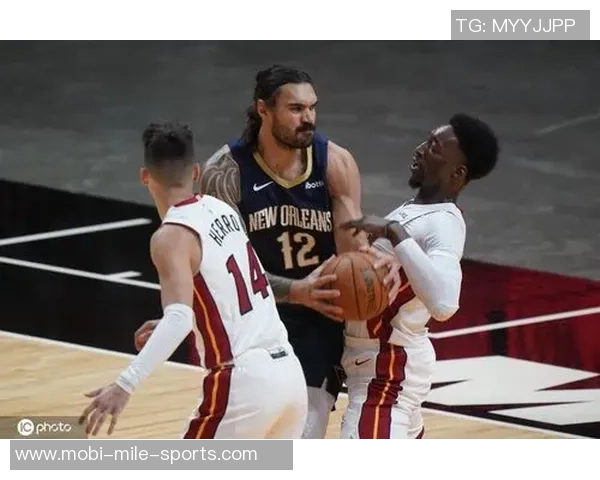 锡安随队客战迈阿密前夕探访Unrivaled联赛并进行训练活动